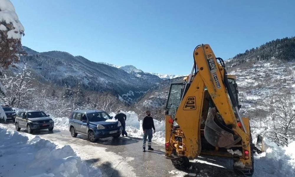 Περιφέρεια Θεσσαλίας: Μηχανήματα ανοίγουν δρόμο για τα συνεργεία της ΔΕΗ